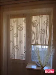 Mətbəx fotoşəkilində pəncərəsi olan balkon qapısı üçün rulon pərdələri