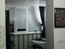 Mətbəx fotoşəkilində pəncərəsi olan balkon qapısı üçün rulon pərdələri