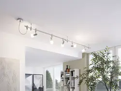 Mətbəx interyerində asma tavan fotoşəkili üçün yol lampası