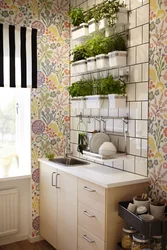 Цветы на кухне в интерьере на стене