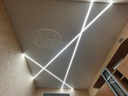Световые линии на натяжном потолке в ванной комнате фото