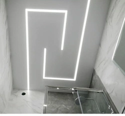 Светлавыя лініі на нацяжной столі ў ванным пакоі фота