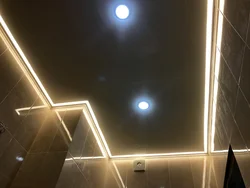 Светлавыя лініі на нацяжной столі ў ванным пакоі фота