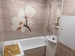Tualet panelləri olan kiçik bir banyonun dizaynı