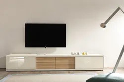 Qonaq otağının interyerində uzun müasir televizor stendi fotoşəkili