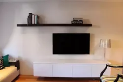 Полки на стену в интерьере гостиной с телевизором современные
