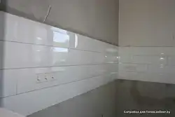 Затирка на белой плитке на кухне фото