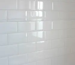 Затирка на белой плитке на кухне фото
