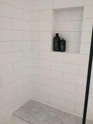 Ваннаға арналған ақ плиткалар қара ерітінді фотосуреті