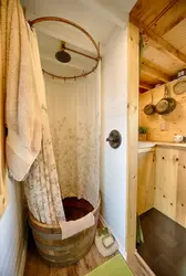 Санузел с душевой кабиной на даче в деревянном доме фото