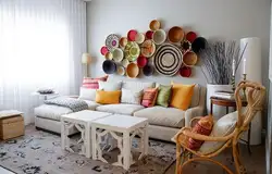 Заманауи стильдегі фотосуреттегі қонақ бөлмесіндегі DIY қабырға декоры