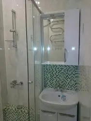 Bir panel evin banyosunda duş kabini fotoşəkili