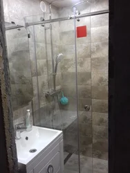 Bir Panel Evin Banyosunda Duş Kabini Fotoşəkili