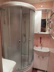 Панельдік үйдің ваннасындағы душ кабинасы фото
