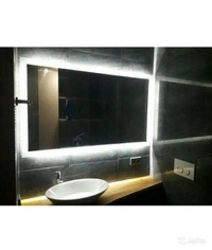 Интерьердегі жарықтандыру фотосуреті бар ванна бөлмесінің айнасы