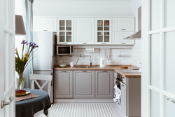 Белая кухня в интерьере с деревянной столешницей реальные фото