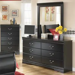 Bedroom design with chest of drawers and mirror