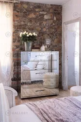 Дызайн спальні з камодай і люстэркам