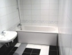 Выложена плитка на полу ванны фото