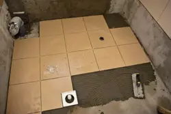 Выложена плитка на полу ванны фото