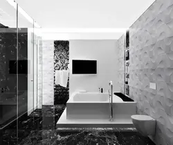 Дизайн ванны с черно белым полом
