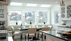 Стол на кухне у окна дизайн интерьера