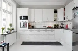 Дизайн кухни с белой техников