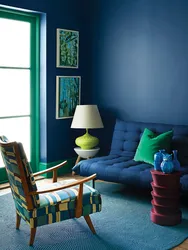 Сочетание синего и зеленого в интерьере гостиной