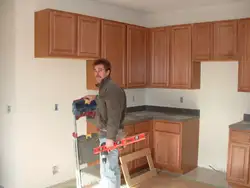 Installation of furniture in the kitchen photo