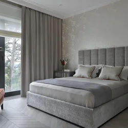 Дызайн спальні з шэрым ложкам і шэрымі шторамі