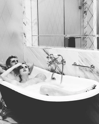 Фото двое в ванной