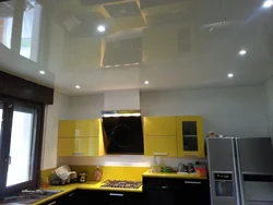 Фото натяжных потолков на кухне глянец