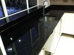 Чорная глянцавая стальніца на кухні фота