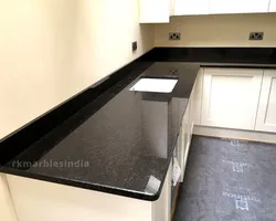 Черная глянцевая столешница на кухне фото