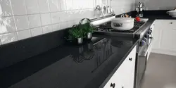 Чорная глянцавая стальніца на кухні фота