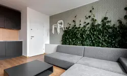 Стена с цветами в интерьере в гостиной в квартире