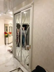 Зеркальный шкаф в интерьере прихожей