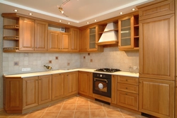 Кухня с деревянным гарнитуром фото