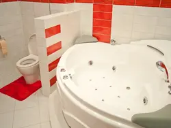 Jakuzi və tualet ilə vanna otağının fotoşəkili
