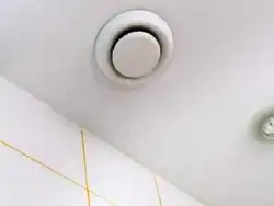 Vanna otağı fotoşəkilində asma tavanda fan
