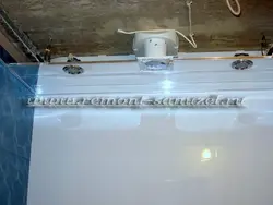 Ванна бөлмесінің фотосуретіндегі аспалы төбедегі желдеткіш