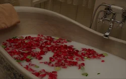 Раушан гүлдеріндегі әдемі фото ванна
