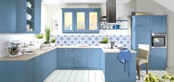 Интерьер кухни с голубым полом