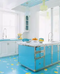 Интерьер кухни с голубым полом