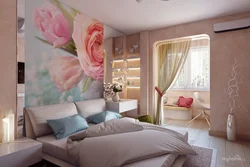 Дызайн спальні з кветкай на сцяне