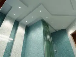 Kiçik bir vanna otağı fotoşəkilində tavanlar