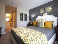Желтая кровать в интерьере спальни фото
