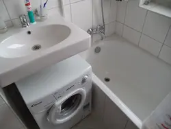 Kiçik bir vanna otağı fotoşəkilində lavabo