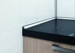 Plinth барои countertop дар акс ошхона дар дохили