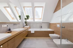Ванная комната со скошенным потолком фото
